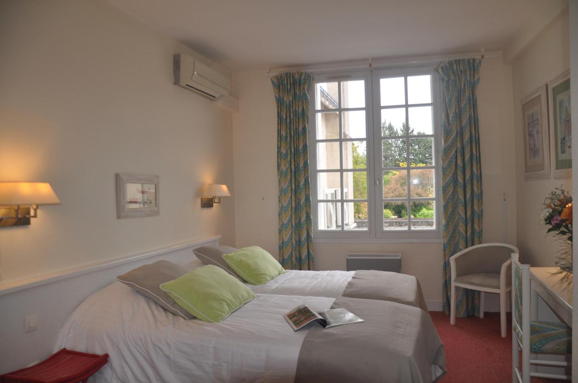 Logis Auberge Du Centre Chitenay Bagian luar foto
