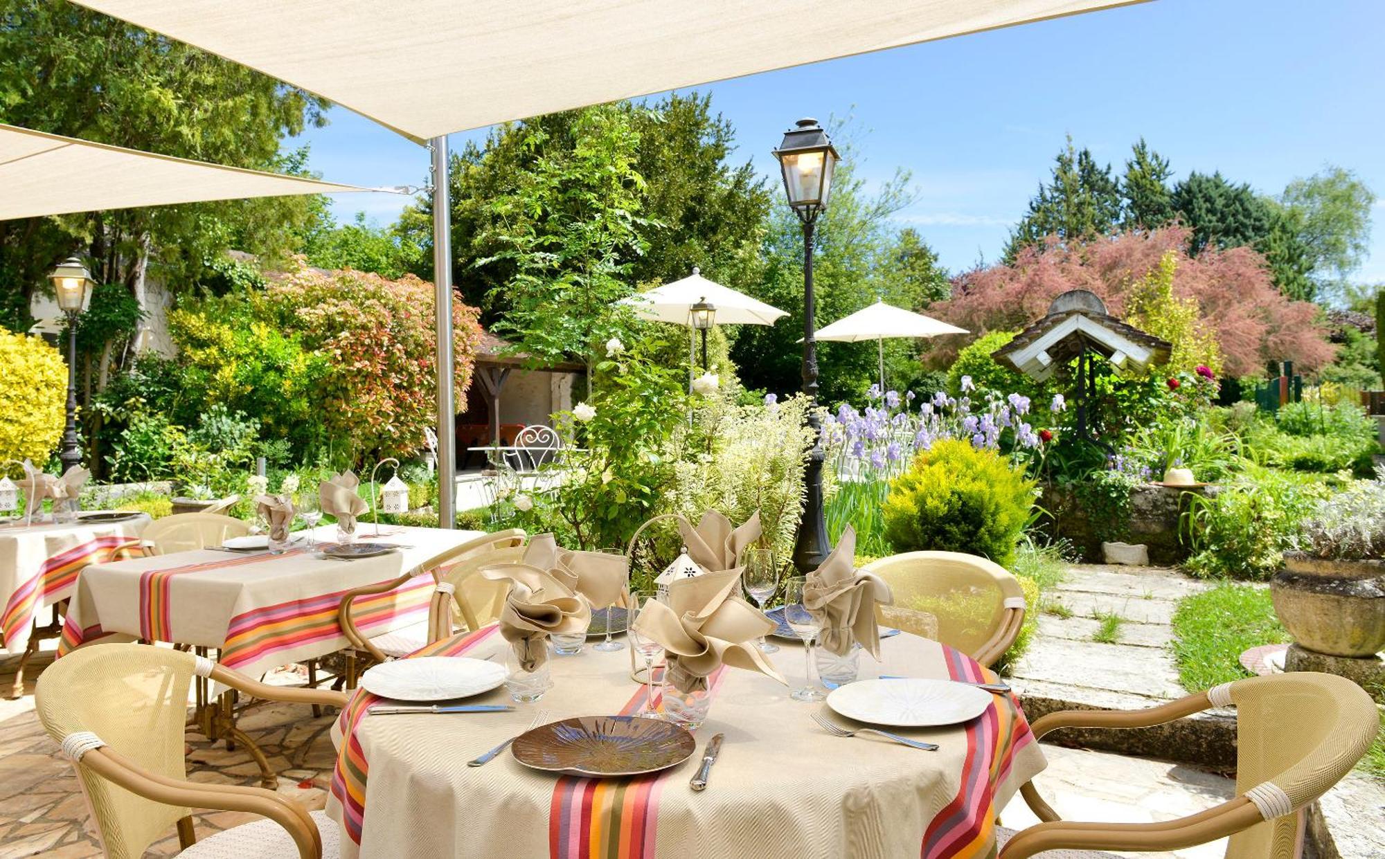 Logis Auberge Du Centre Chitenay Bagian luar foto