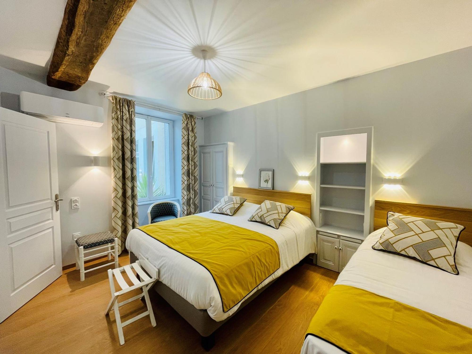 Logis Auberge Du Centre Chitenay Bagian luar foto