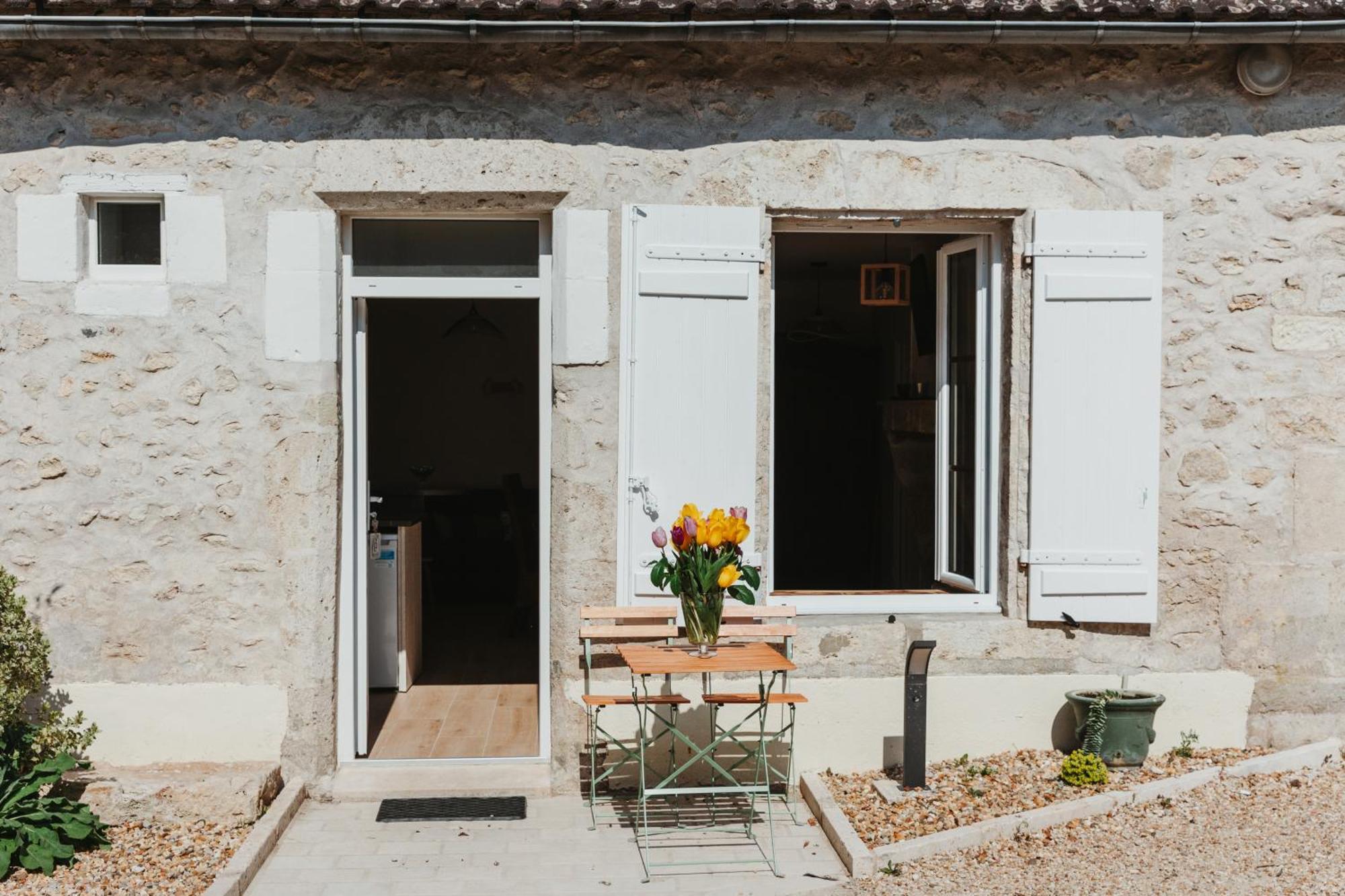 Logis Auberge Du Centre Chitenay Bagian luar foto